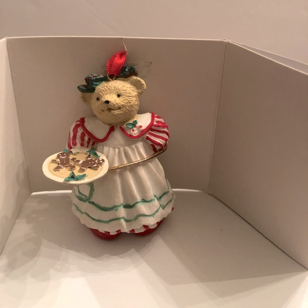 Muffy Tree Trimming ornament Holiday edition Fall 1989